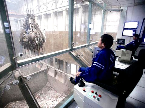 双梁垃圾处理抓斗控制室